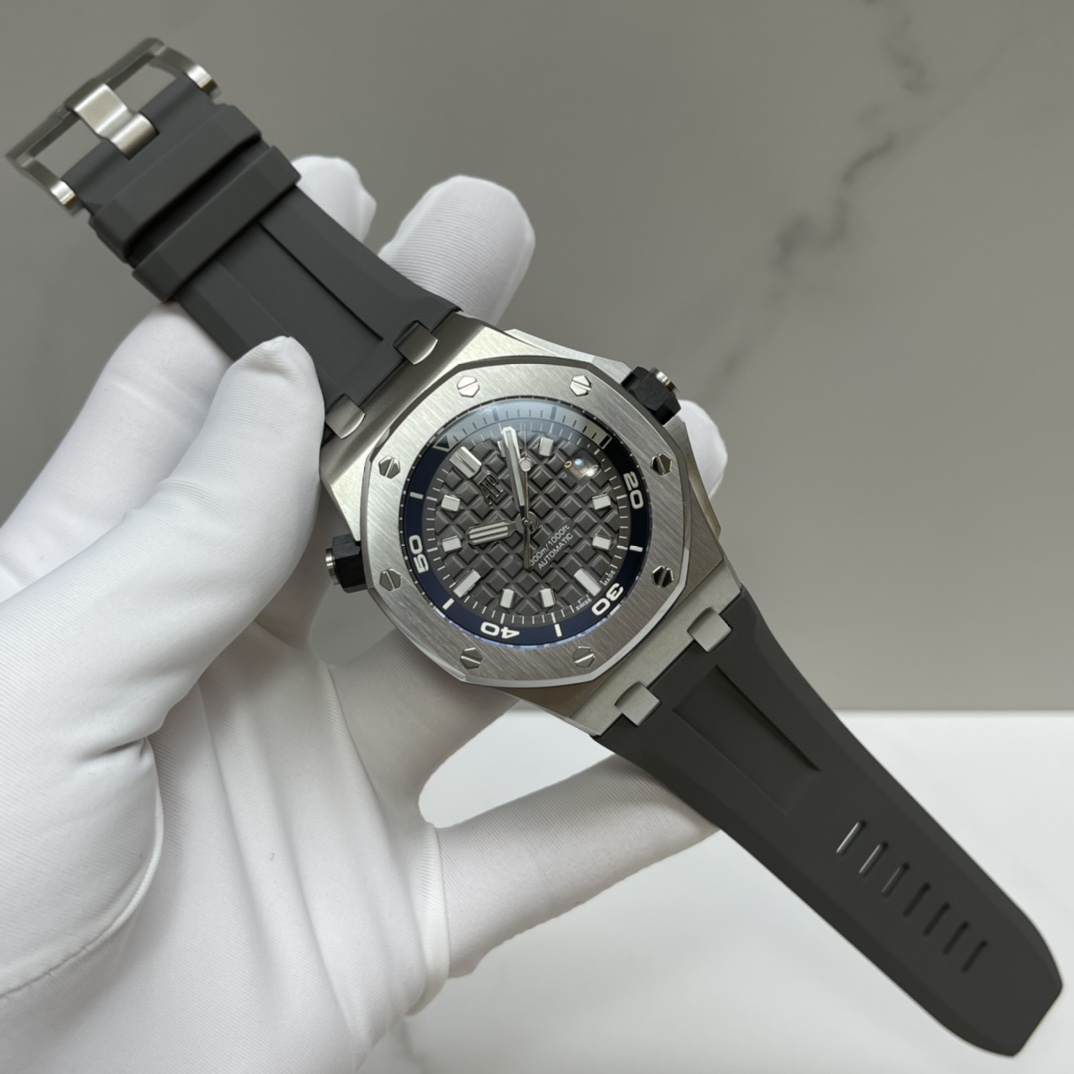Audemars Piguet Grey 15720 42mm