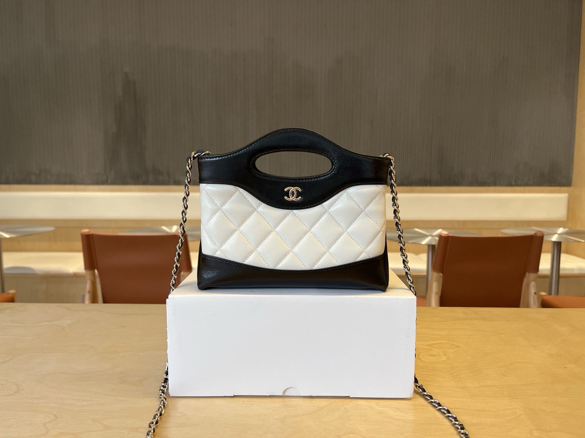 Chanel Gold 17.5×20.5×4cm