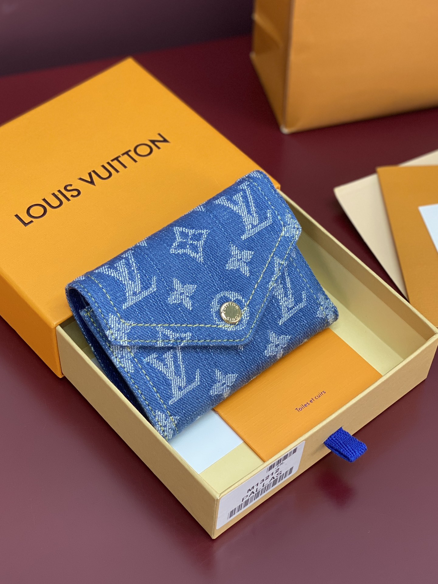 Louis Vuitton Beige 12×9.5×2.5cm