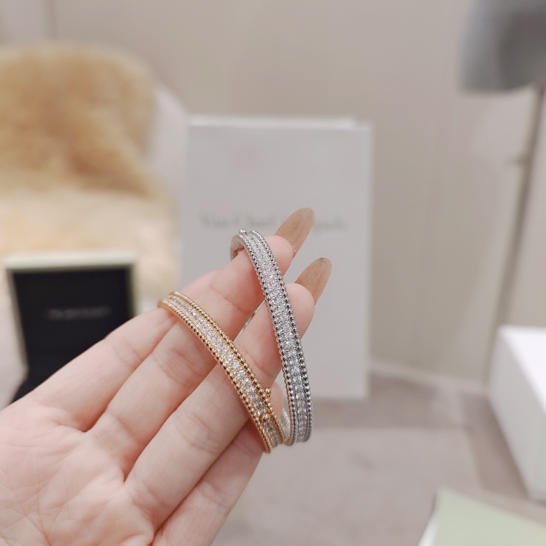 Van Cleef & Arpels Gold Jewelry 0035