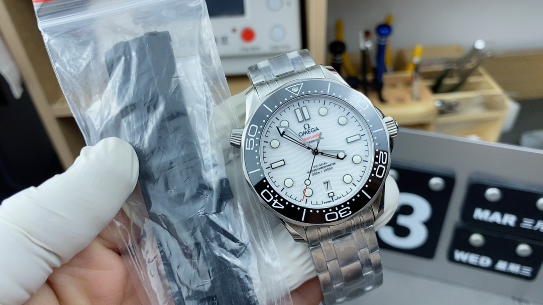 Omega Seamaster Panda Dial VS