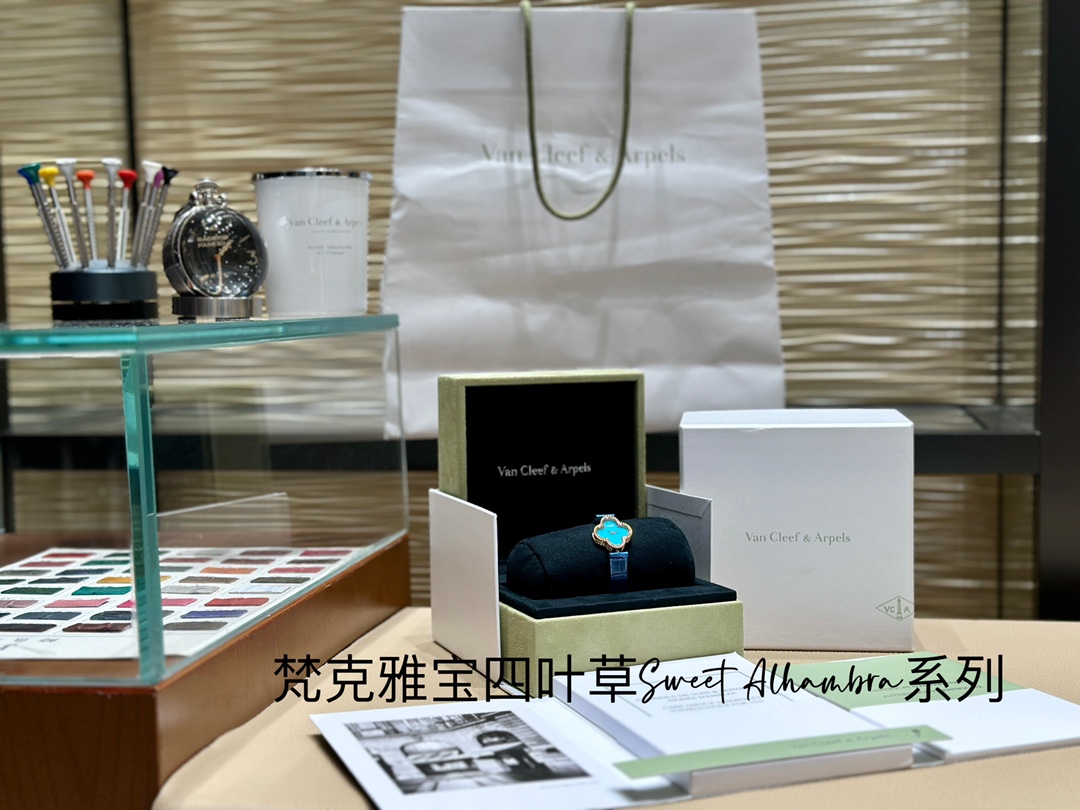 Van Cleef & Arpels Blue 1042 22.7mm