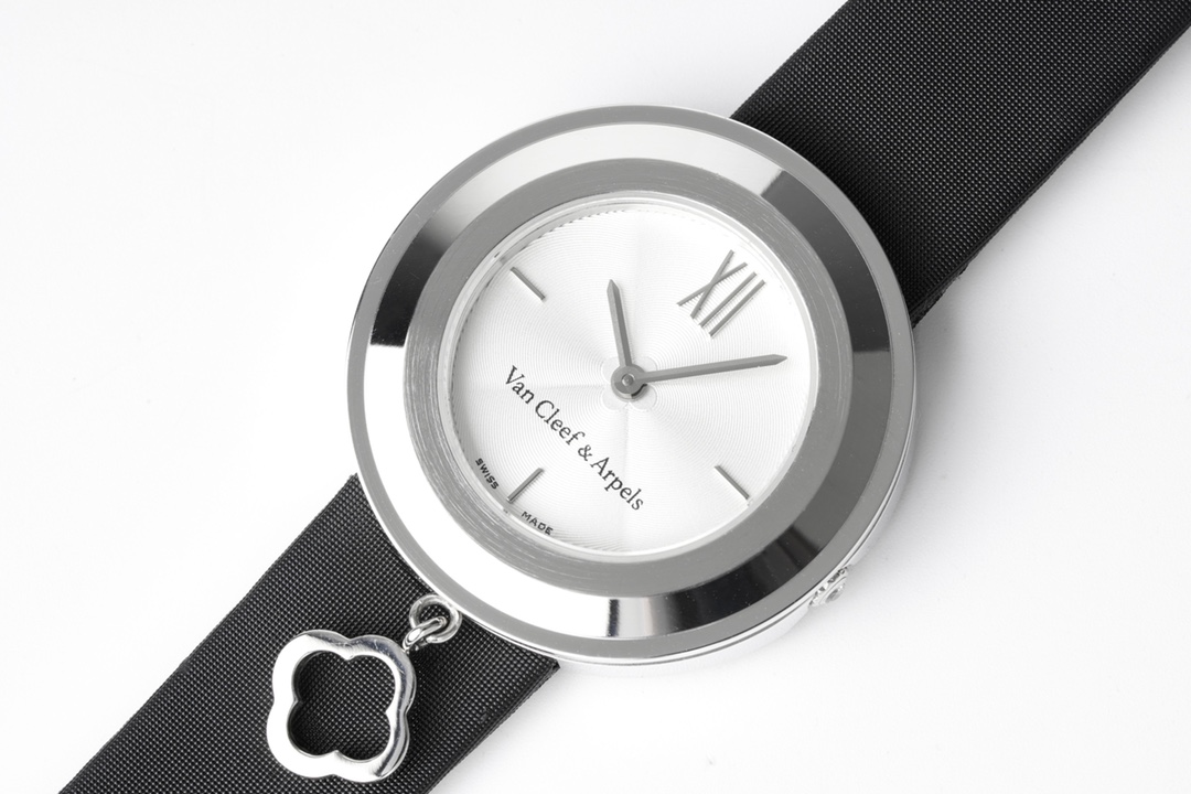 Van Cleef & Arpels White 32mm