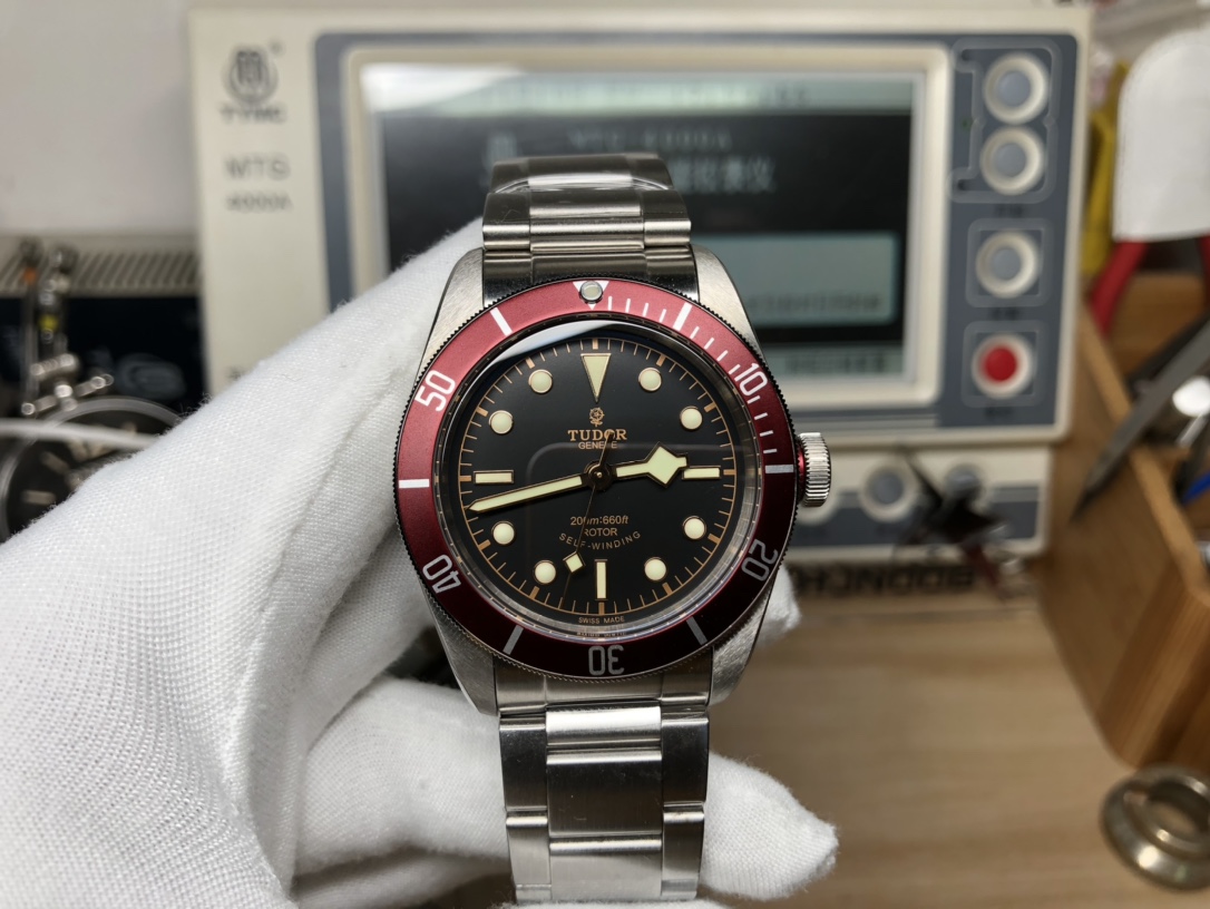 Tudor Black 79220R 41mm