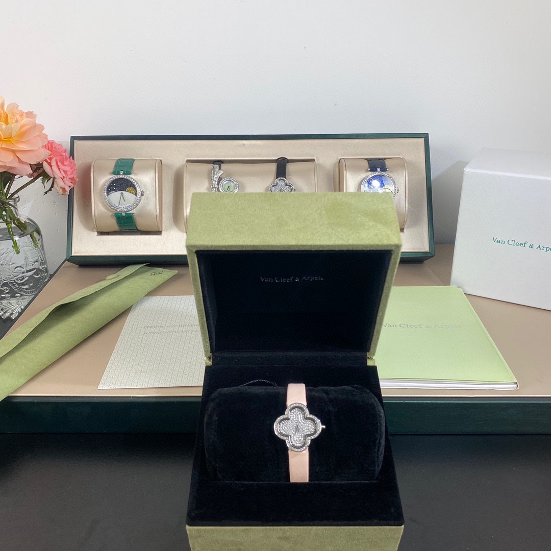 Van Cleef & Arpels 27mm Watch 16178
